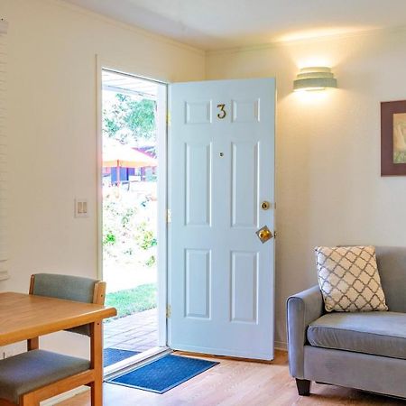 The Village Motel Naramata Bagian luar foto
