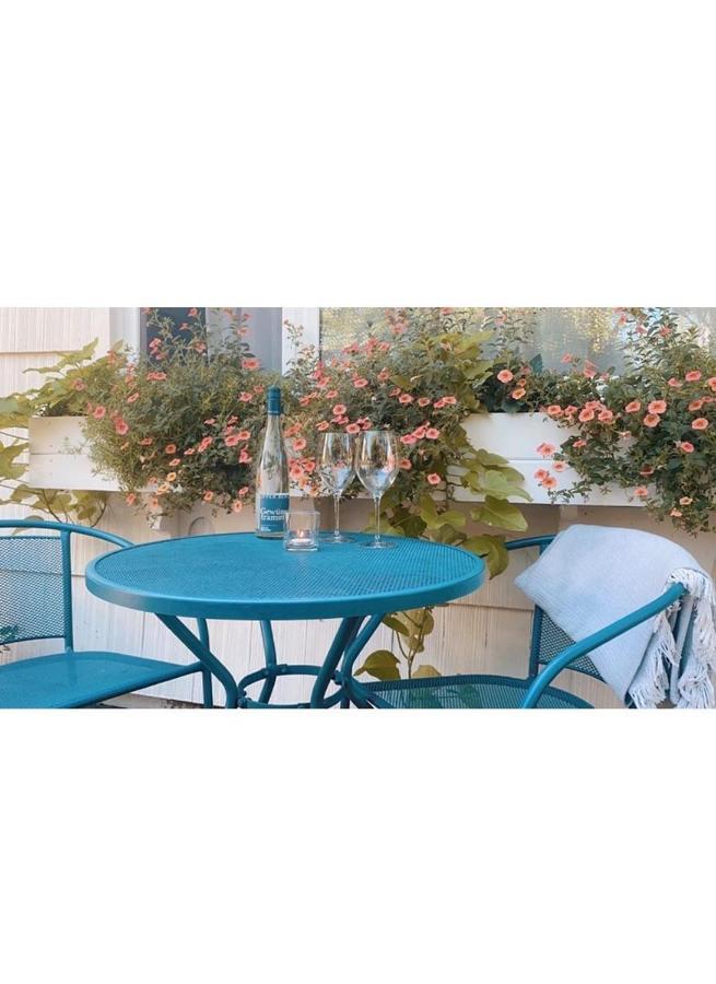 The Village Motel Naramata Bagian luar foto