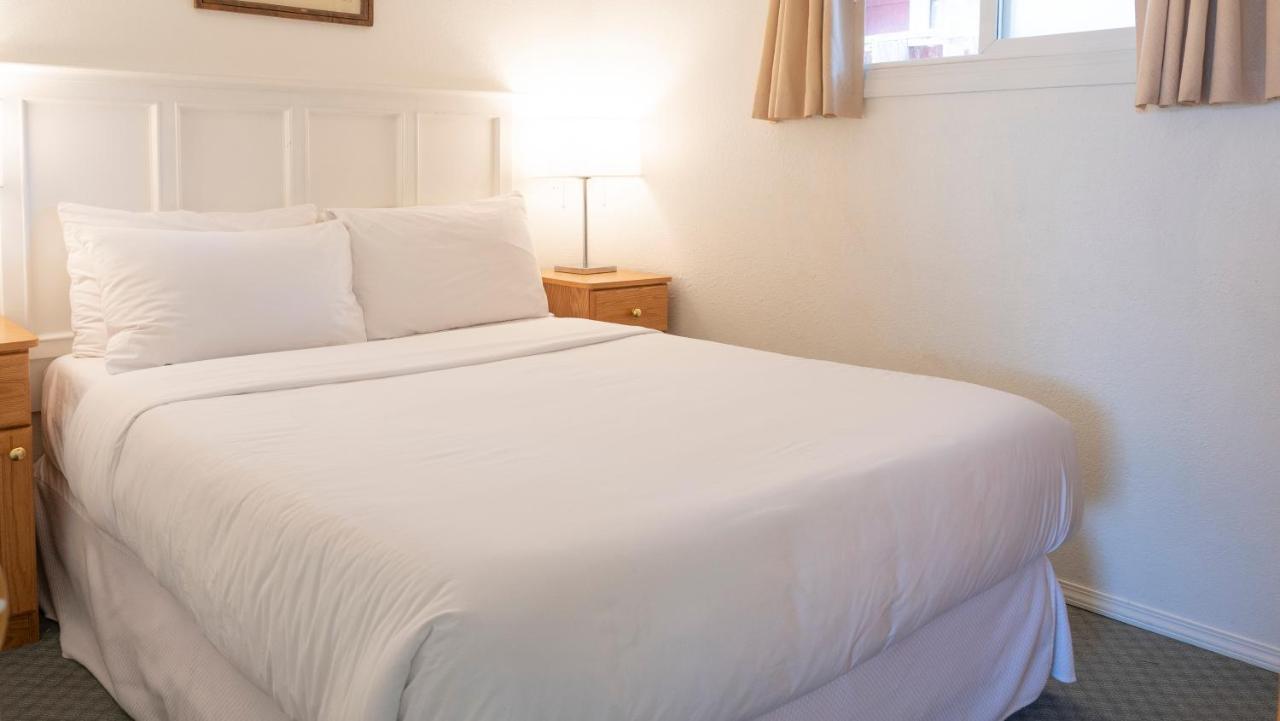 The Village Motel Naramata Bagian luar foto