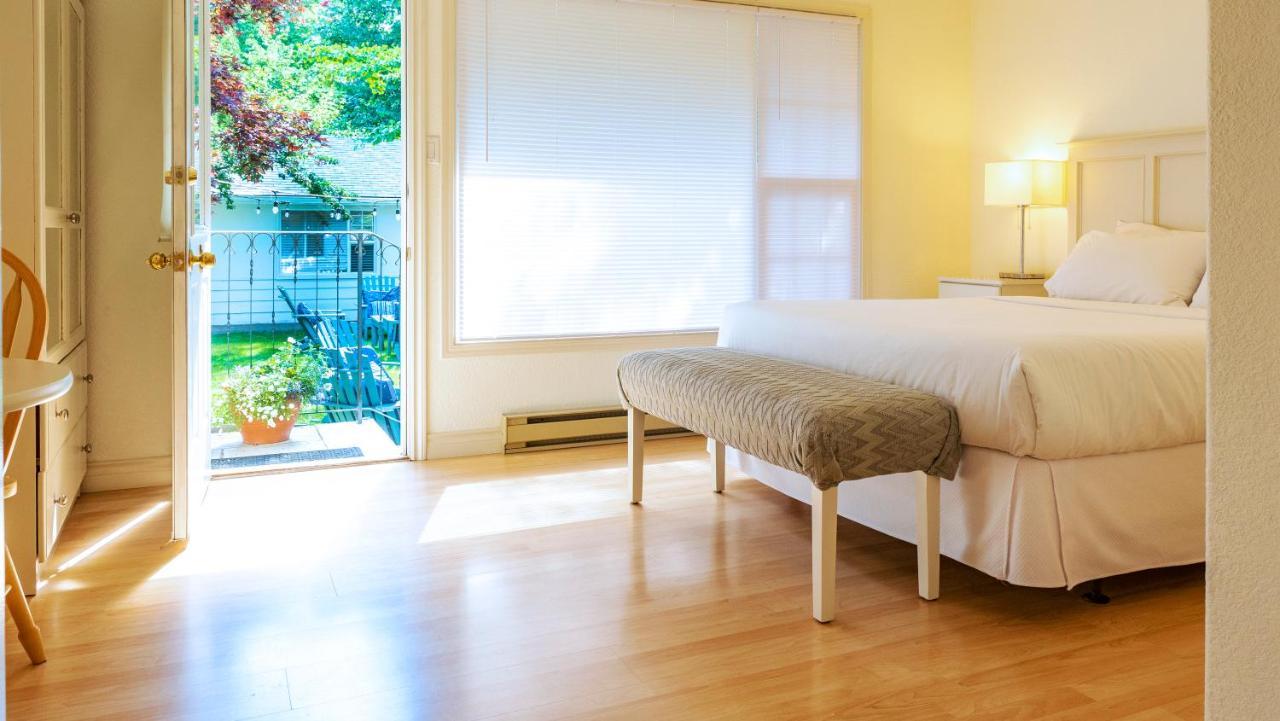 The Village Motel Naramata Bagian luar foto