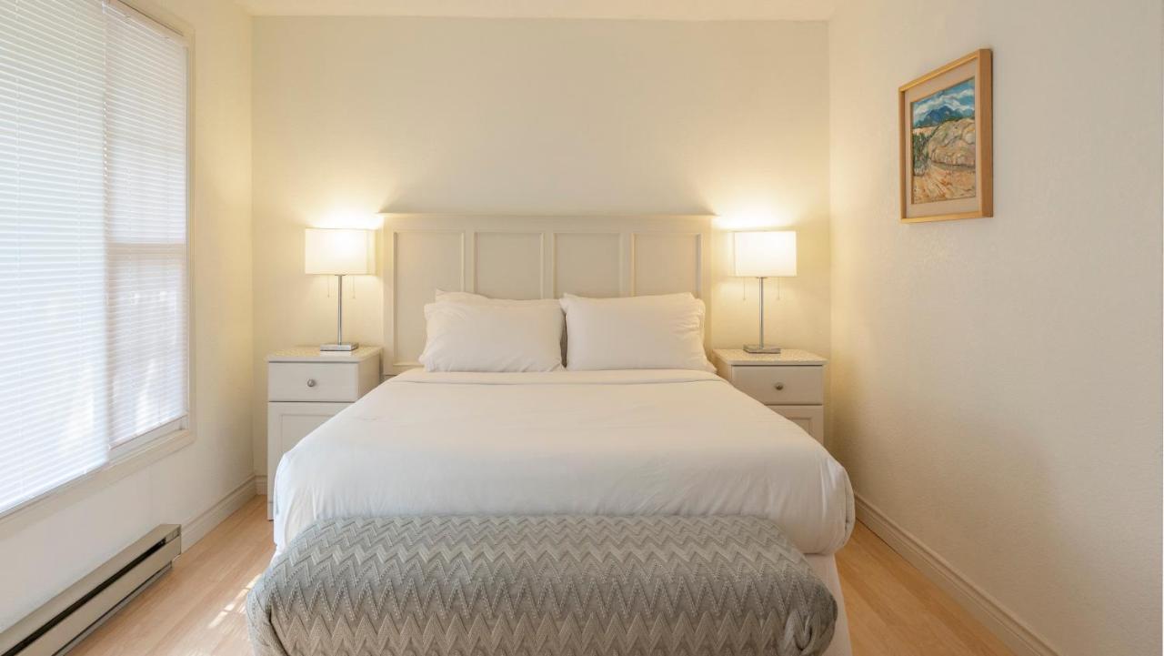 The Village Motel Naramata Bagian luar foto