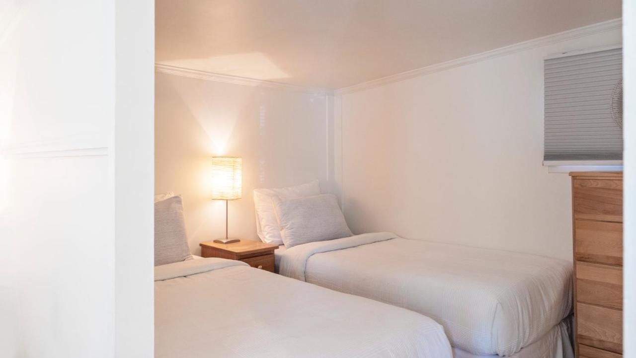 The Village Motel Naramata Bagian luar foto