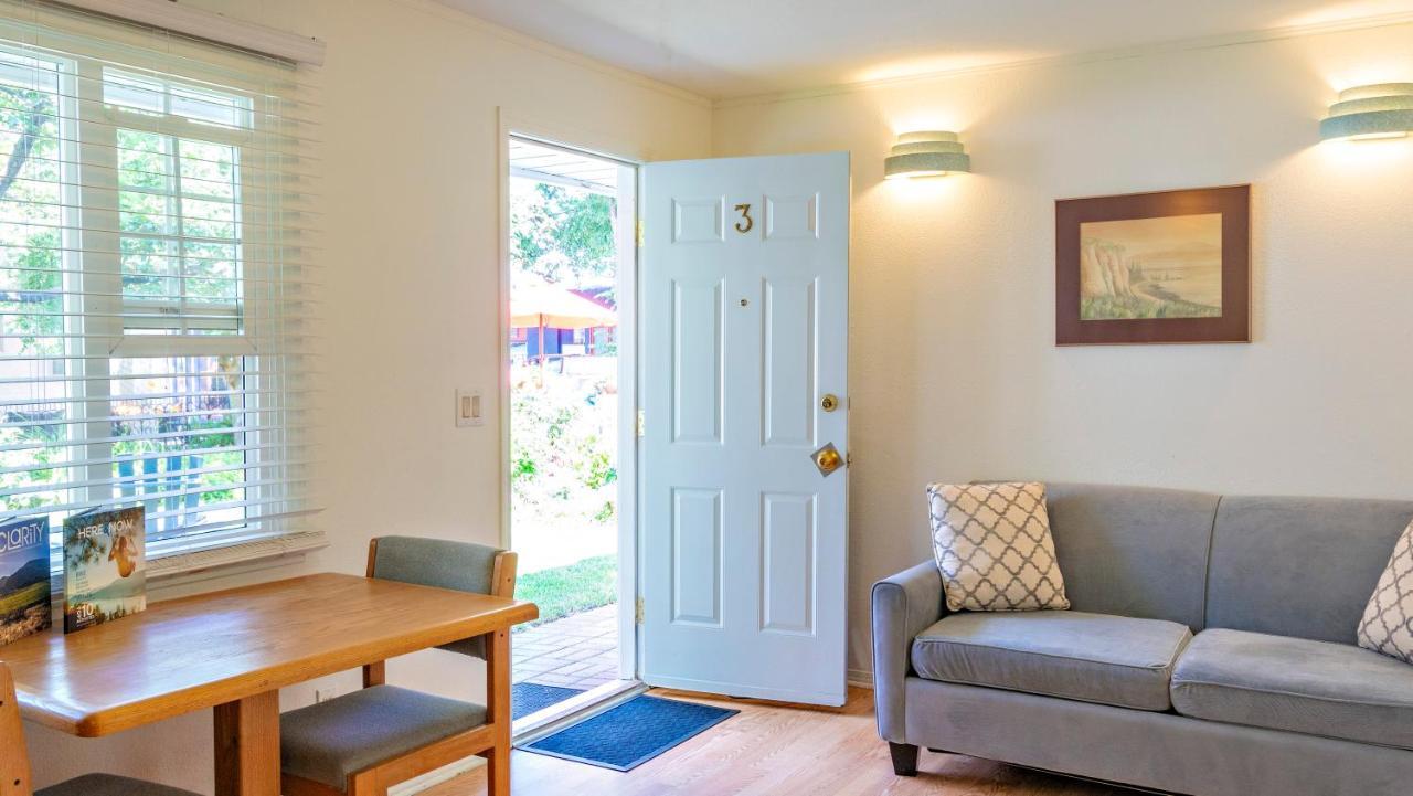 The Village Motel Naramata Bagian luar foto