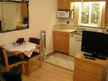 The Village Motel Naramata Bagian luar foto
